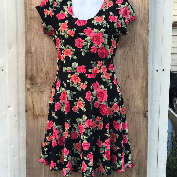 Dresses & Skirts - Black dress with rose florals L